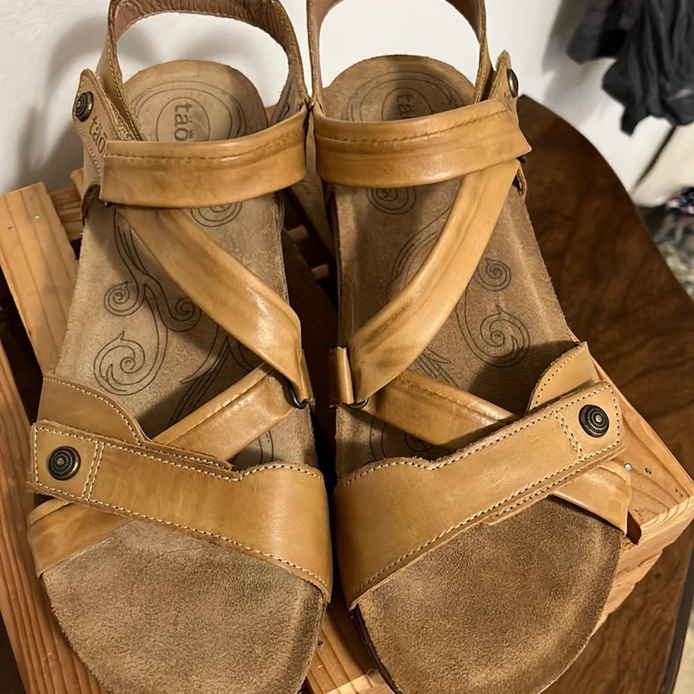 Taos Universe Women’s Sandal. Brand New
